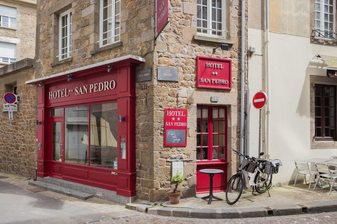 The facade of the San Pedro Hotel in Saint-Malo 03