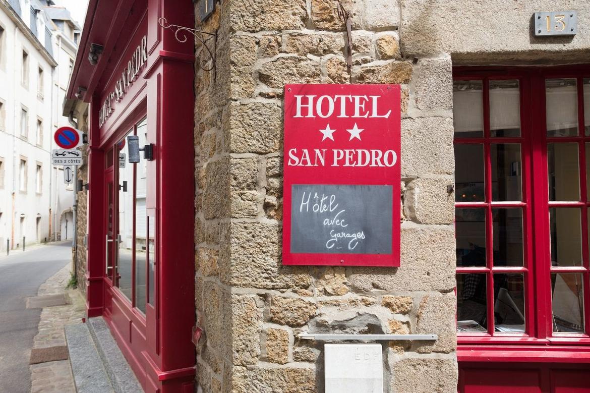 The facade of the San Pedro Hotel in Saint-Malo 04