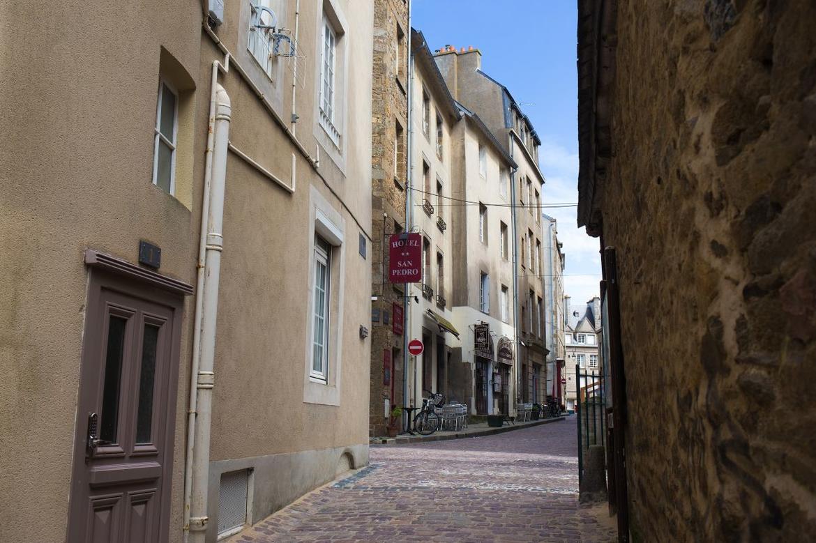 Saint-Malo intra-muros La rue des Bés 01