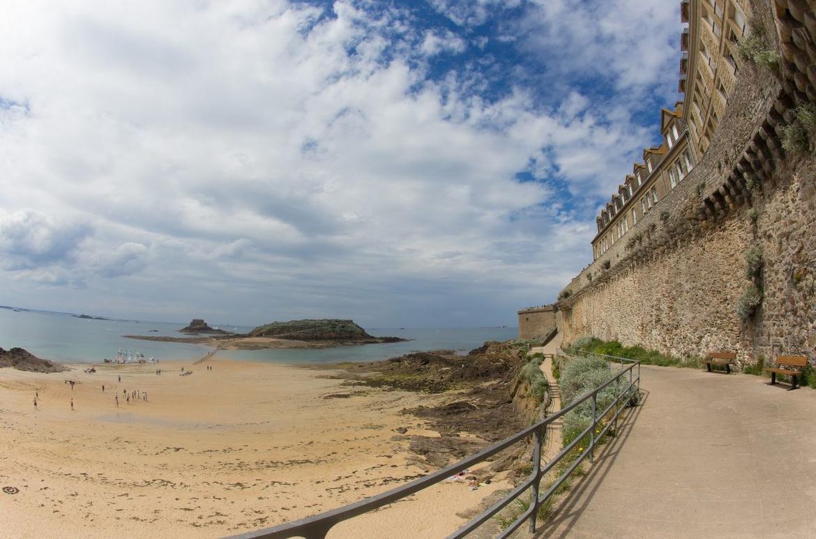 The ramparts of Saint-Malo and the Bidoine Tower 02